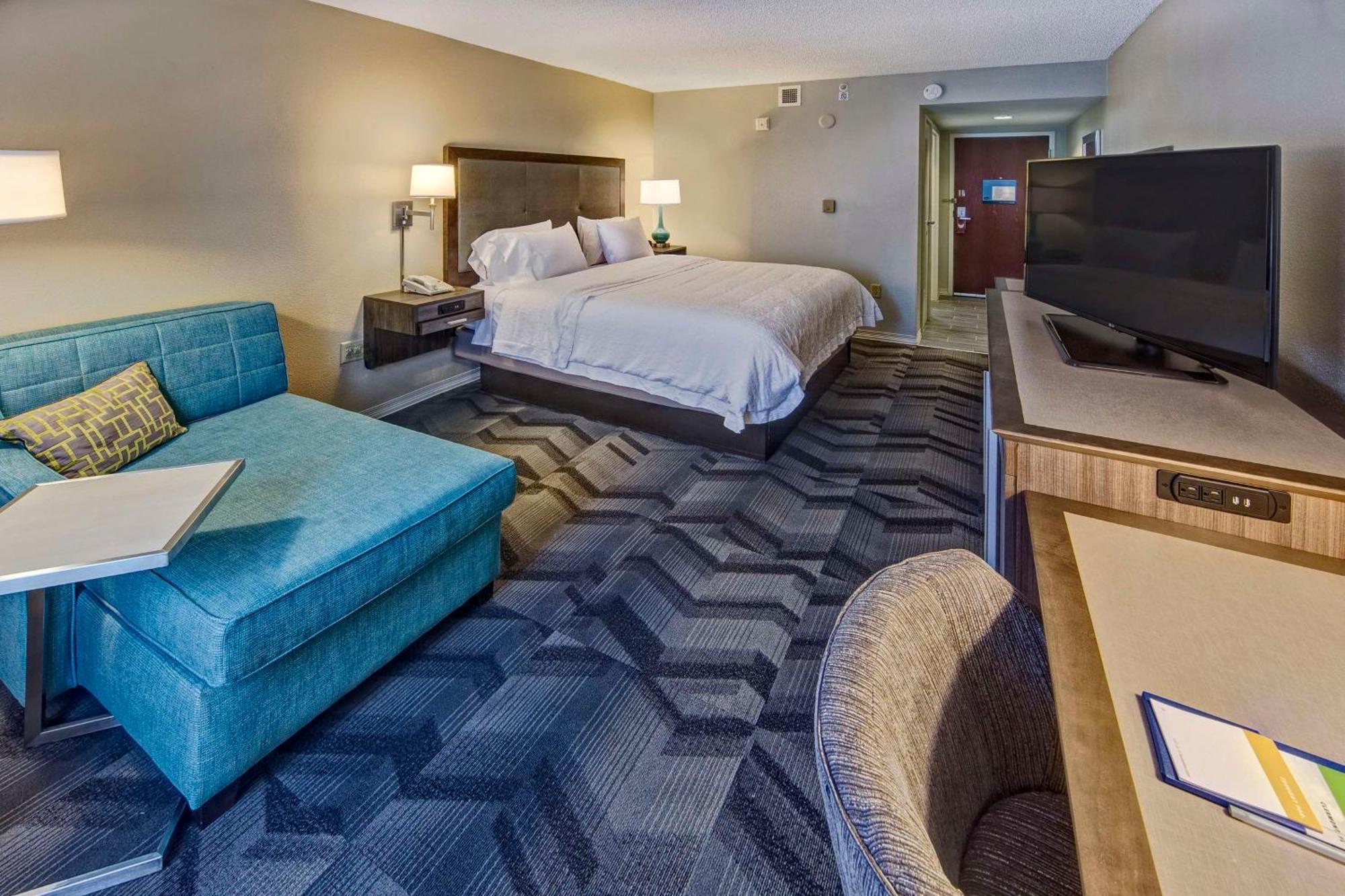 Hampton & Hotel